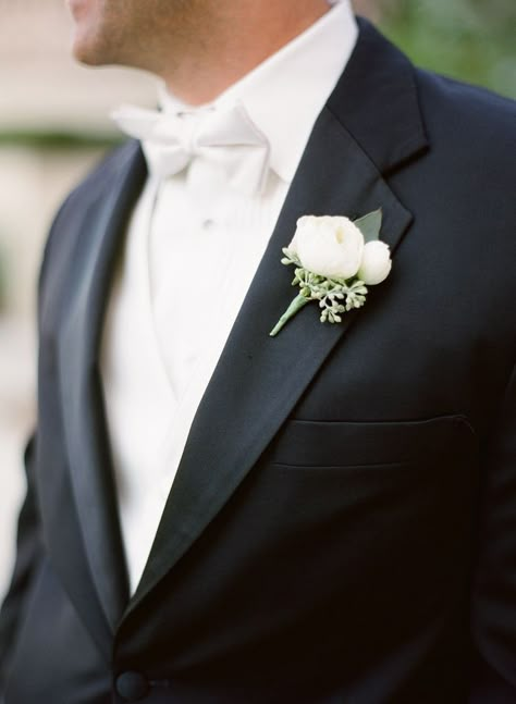 Spray Roses Boutonniere, Peony Boutonniere, Boutineer Wedding, Simple Boutonniere, Boutonniere Wedding Rustic, White Rose Boutonniere, White Corsage, White Boutonniere, Groomsmen Boutonniere