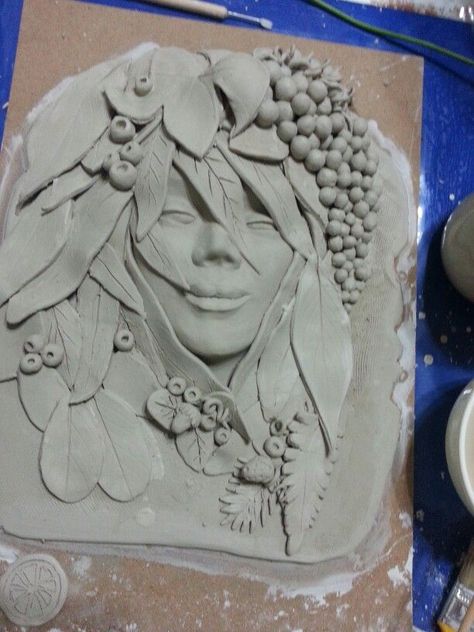 Pottery Faces Sculpture, Ceramic Sculpture Figurative, Slab Ceramics, Beginner Pottery, Pottery Handbuilding, Garden Pottery, Relief Sculpture, Plaster Art, Pottery Crafts