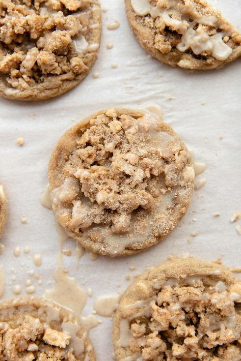 These cinnamon toast crunch cookies are for cinnamon lovers. It's a soft cinnamon cookie topped with a cinnamon toast crunch streusel. Cinnamon Toast Crunch Brownies, Cinnamon Streusel Cookies, Cinnamon Toast Crunch Treats, French Toast Cookies, Cinnamon Toast Crunch Cookies, The Palatable Life, Palatable Life, Oatmeal Dinner, Edible Recipes