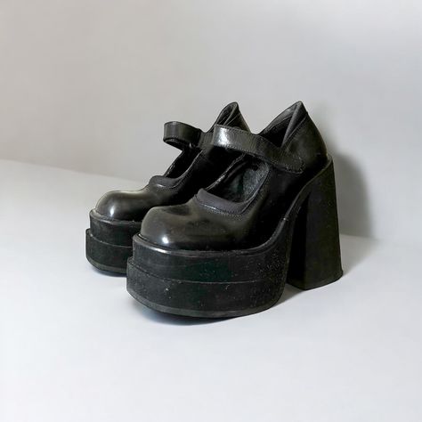 🖤 Vintage 90s ‘SONAX’ Retro Platform Mary Jane Size 36EU 𝗦𝗢𝗟𝗘 : 24cm 𝗜𝗡𝗦𝗢𝗟𝗘 : 23cm 𝗣𝗟𝗔𝗧𝗙𝗢𝗥𝗠 𝗛𝗘𝗜𝗚𝗛𝗧: 5cm front to to 12.7cm back 𝐂𝐎𝐍𝐃𝐈𝐓𝐈𝐎𝐍 : 𝐆𝐑𝐄𝐀𝐓 ▫️280€ + shipping Super cute vintage leather chunky Mary Jane shoes from the late 90s by ‘SONAX’. With a cool platform sole, all in black. Upper leather. Little square toe. They’re supa cute! Extremely hard to find. Even though they’re in a great condition, one part of their sewing needs to be repaired, doesn’t affect its use but can get worse... Black Platform Mary Janes, Chunky Mary Jane Shoes, Platform Dress Shoes, Marry Jane, Mary Jane Platform Shoes, Platform Mary Janes, Late 90s, Black Platform, Jane Shoes