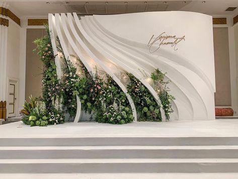 Folding Backdrop Wall, Floral Stage Design, Wedding Backdrop Ideas Reception, Floral Stage Decoration, Peacock Theme Decoration, Wedding Background Design, Unique Wedding Backdrop, Elegant Wedding Backdrop, Wedding Backdrop Reception