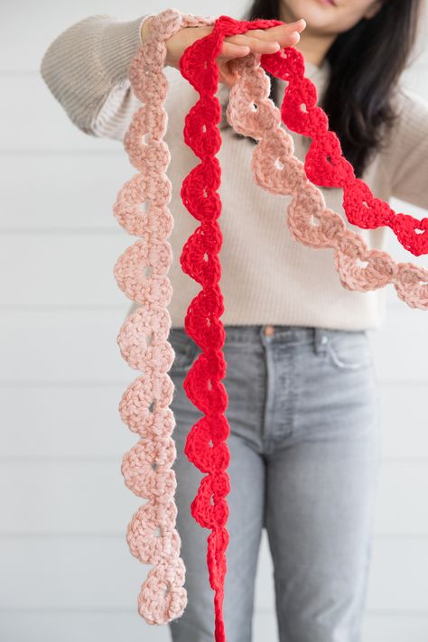 String of Hearts Crochet Garland – FREE PATTERN Room Decor Crochet Patterns, Yarn Home Decor, Easy Crochet Holiday Gifts, Solid Color Crochet Projects, St Patrick Crochet, Crochet Door Hanger Free Pattern, Crochet Garlands Free Pattern, Free Crochet Garland Patterns, Crochet Car Hanging Pattern Free