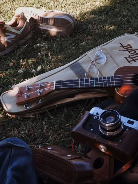 Ukulele Aesthetic, Gitar Vintage, Guitar Obsession, Ukelele, Music Aesthetic, Aesthetic Photo, My Vibe, Summer Aesthetic, Photo Dump