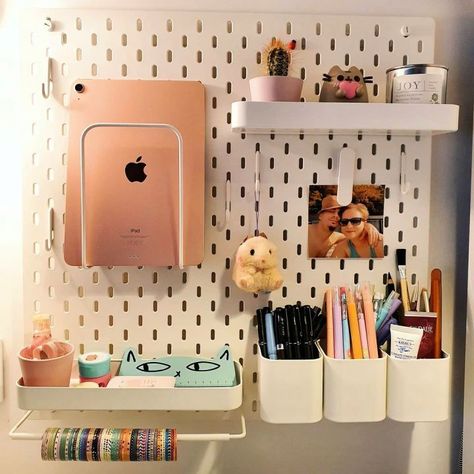 Ikea Pegboard Ideas, Ikea Room Ideas, Skådis Ikea, Organizing Aesthetic, Ikea Pegboard, Pegboard Ideas, Printmaking Studio, Ikea Skadis, Girl Desk