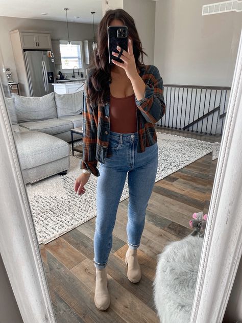 Cute Plaid Shirt Outfits, Flannel Outfit Inspiration, Flannel And Chelsea Boots, Heather Boots Outfit, Style With Boots Casual Outfits, Outfits For Chelsea Boots, Fall Outfits Southern, College Mom Outfit, Basic Fall Outfits 2023