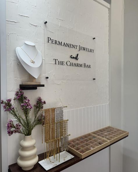 Custom Jewelry Bar, Permanent Jewelry Store, Permanent Jewelry Display Ideas, Jewelry Display Ideas Boutique, Permanent Jewelry Studio, Permanent Jewelry Pop Up Event, What Is Permanent Jewelry, Permanent Jewelry Business Set Up, Charm Bar Display