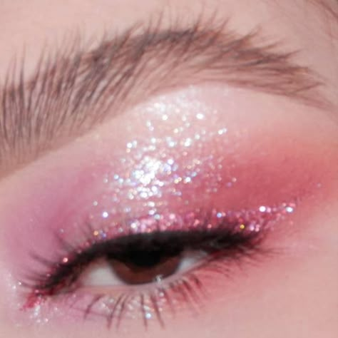 Whimsical Makeup Looks, Melanie Martinez Makeup Inspiration, Colourful Eyeshadow Looks, Makeup Pink Eyeshadow, Hot Pink Makeup, Taylor Swift Makeup, Maquillage On Fleek, Concert Makeup, Pink Eye Makeup