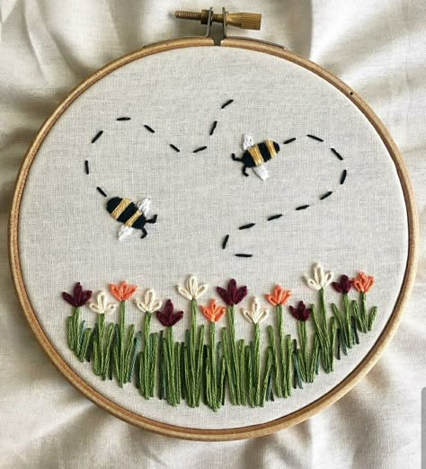 Embroidery Honey Bee, Honeybee Embroidery Design, Bumble Bee Embroidery Pattern Free, Embroidery Bees And Flowers, Easy Embroidery Design, Embroidery Bee Simple, Back Stitch Embroidery Design Patterns, Bee Embroidery Pattern Free, Embroider Bee