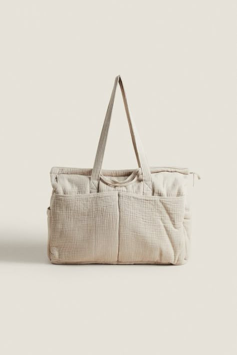 Bag Zara, Diaper Bag Accessories, Neutral Baby Clothes, Diaper Bag Tote, Minimalist Travel, Bubble Bag, Hang Over, Mommy Life, Cotton Muslin