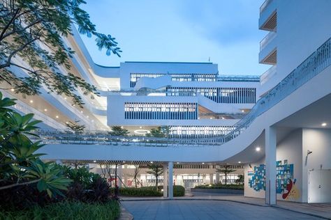 Qianhai NO.3 Primary School,multi-layered courtyards. Image © Qingshan Wu Futuristic School, School Building Design, School Hallways, Future School, Hotel Plan, Mix Use Building, School Campus, House Arch Design, Hospital Interior Design