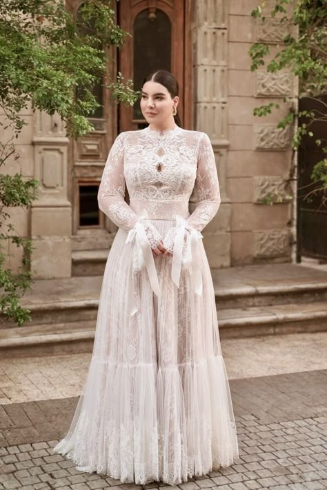 Best Gown For Plus Size, Vintage Wedding Dress Curvy, Long Sleeve Wedding Dress For Plus Size, Fall Bridal Gowns, Simple Bride Dress Plus Size, Curvy Modest Wedding Dress, Plus Size Wedding Dresses Autumn, Long Sleeve Wedding Dress Plus Size Vintage, Curvy Bride Long Sleeve Dress