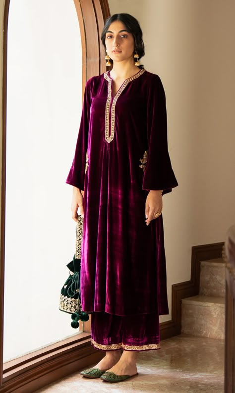 Velvet Dress Aesthetic, Velvet Kurta Designs, Velvet Pakistani Dress, Velvet Suit Design, Velvet Kurta, Kurta With Palazzo, Simple Dress Casual, Desi Fits, Velvet Dress Designs