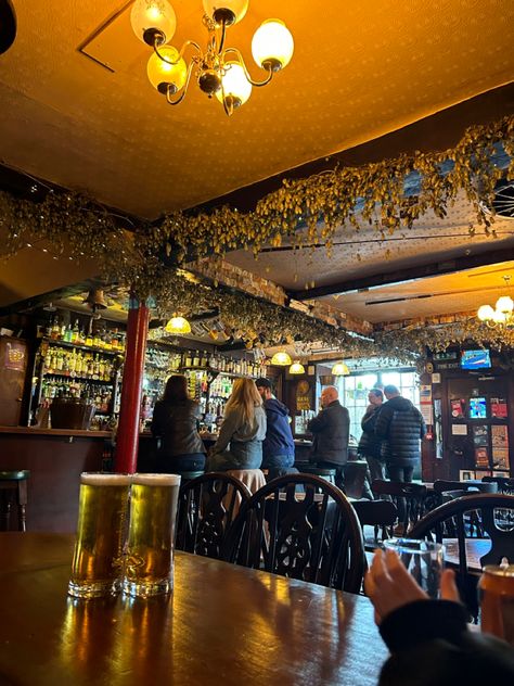 Cosy Pub, Edinburgh Pub, British Aesthetic, Uni Life, Beer Bar, I Want To Travel, Night Aesthetic, Winter Time, Edinburgh