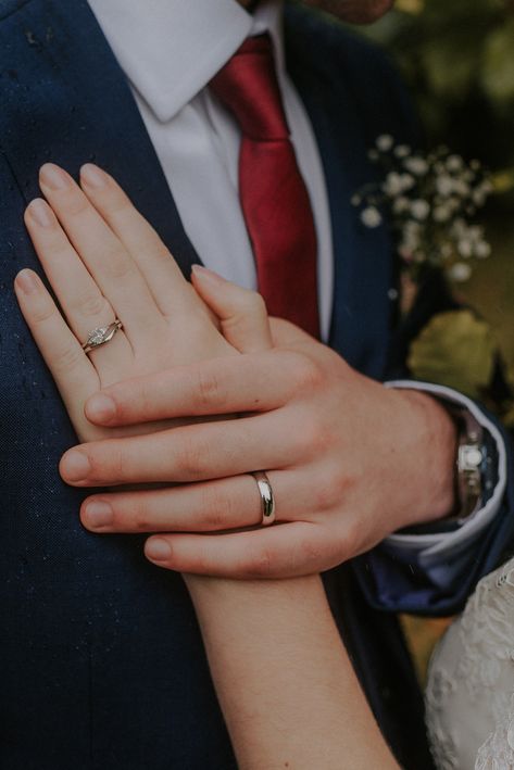 Married Ring Couples Hands, Engagement Ring Hand Pictures, Engagement Rings Photography, Ring Poses Hands, Engagement Hand Pictures, Ring Designs For Couple, Ring Styles Engagement, Engagement Ring Poses, Vintage Rings Gold