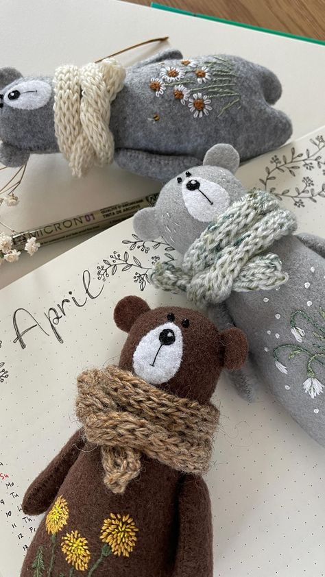 My new favourite bears😍🐻 Embroidering those flowers is pure bliss, especially in such a beautiful day like this one. And the tiny bees🐝❤️… | Instagram Sewn Stuffed Animals, Cute Sewing Ideas, Felt Bears, Whimsical Nursery Decor, Felt Bear, Hello April, Handmade Stuffed Toys, Weekend Crafts, Handmade Stuffed Animals