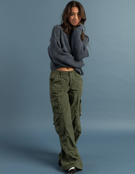 Cargo Pants 90s Outfit, Olive Green Jeans Outfit Women, Low Rise Cargo Pants Outfit, Cargo Pants Girl, Y2k Outfits Pants, Olive Green Cargo Pants Outfit, Gray Cargo Pants Outfit, Cargo Pants Outfit Girl, Cute Cargo Pants Outfits