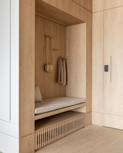 Coat Closet Design, Entry Nook, Japandi House, Vstupná Hala, Flat Interior Design, Mudroom Entryway, Modern Condo, Home Hall Design, Wainscoting Panels