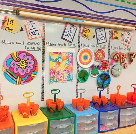 Cassie Stephens: What the Art Teacher Wore #204 Collaborative Art Projects For Kids, Art Classroom Organization, School Art Room, Art Room Organization, Elementary Art Classroom, Art Room Posters, Art Classroom Management, Art Bulletin Boards, Art Classroom Ideas