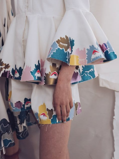 Mary Benson SS16 Backstage Engineered Prints Fashion, Placement Print Fashion, Print Placement Fashion, Mary Benson, Ruffles Blouse, Summer Floral Dresses, Placement Print, Mode Inspo, Print Placement