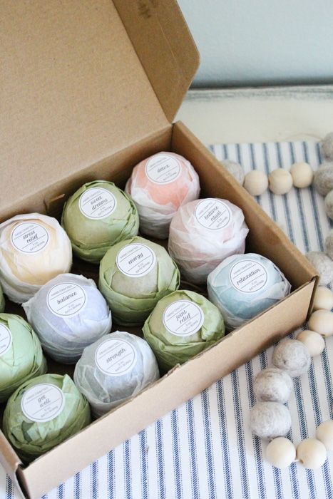 Bath bomb packaging ideas: create and label a boxed set Bath Products Packaging, Bath Bomb Packaging, Bath Boms, Soya Mumu, Bath Bomb Recipes, Homemade Bath Products, Soap Packaging, Bath Soak, Packaging Ideas