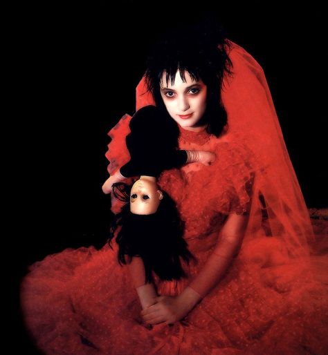 Winona Ryder as Lydia Deetz, Beetle Juice (1988) Beetlejuice Winona, Winona Ryder Beetlejuice, Tim Burton Personajes, Lydia Beetlejuice, Halloween Make-up Looks, Winona Forever, Tim Burton Characters, Beetlejuice Movie, Beetlejuice Halloween