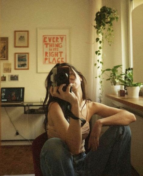 Laying On The Floor Aesthetic, Marianne Sheridan, Daughter Aesthetic, Fotocamere Vintage, Apartment Vibes, Fotografi Vintage, Shotting Photo, 사진 촬영 포즈, Pose Fotografi