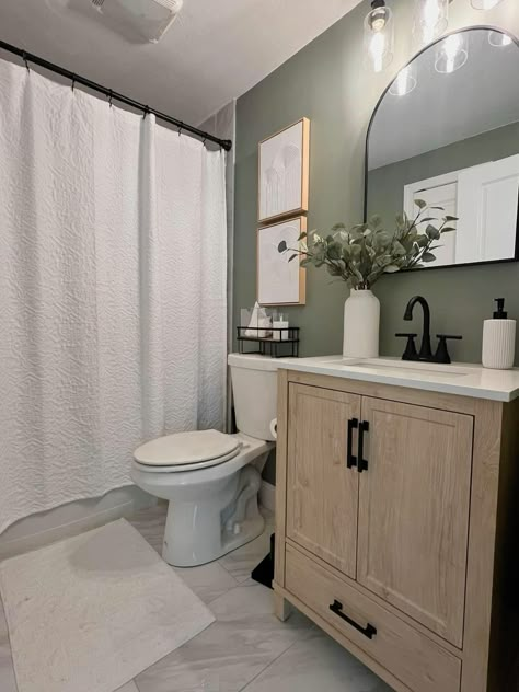 Small Guest Bathrooms Ideas, House Inspo Interior Design Minimalist, Small Bathroom Ideas Dark Floor, Guest Bathroom Ideas Single Sink, Bathroom Ideas Mobile Home, Bathroom Inspo Farmhouse, Simplistic Bathroom Ideas, Cute Bathroom Paint Ideas, 1 Sink Bathroom Ideas