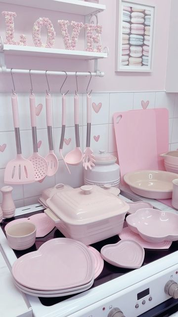 Kawaii Kitchen Aesthetic, Pink Cooking Aesthetic, Cute Pink House Decor, Pink Le Creuset, Coquette Kitchen, Girly Kitchen, Beautiful Kitchenware, Pink Wednesday, Pink Kitchen Decor