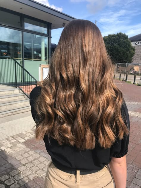 Long Light Brown Hair, Brown Wavy Hair, Light Curls, Golden Brown Hair, Brown Hair Looks, Brown Hair Balayage, Long Light, Long Brown Hair, Based On Your Zodiac Sign