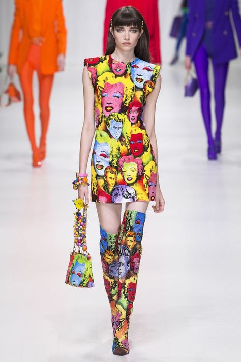 More Marilyn Monroe Style. Pop art explosion! Pop Art Fashion, Versace Runway, Summer Runway, Versace Spring, Italian Fashion Brands, Doutzen Kroes, Popsugar Fashion, Donatella Versace, Gianni Versace