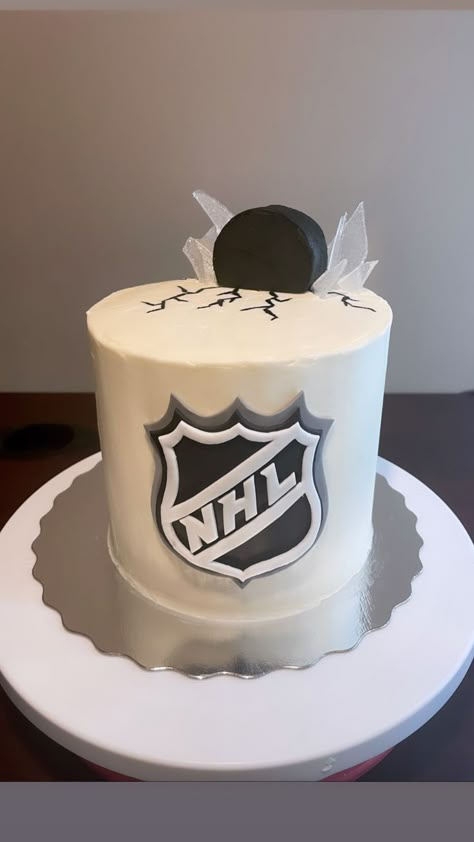 Hockey Cake Ideas, Hockey Wedding Ideas, Hockey Wedding Theme, Leo Cake, Hockey Birthday Cake, Sports Birthday Cakes, 17th Birthday Cake, Hockey Cake, Hockey Birthday Party