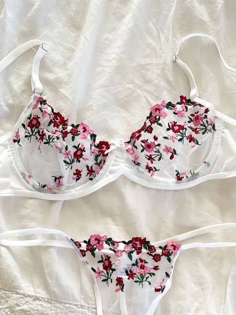 Floral Lace Lingerie, Cute Bra And Under Set Lace, Bra Aethstetic, Cute Bra And Under Set, Cute Lingerie Sets, Fancy Robes, Pretty Bra, Embroidered Bra, Barbie Fashion Sketches