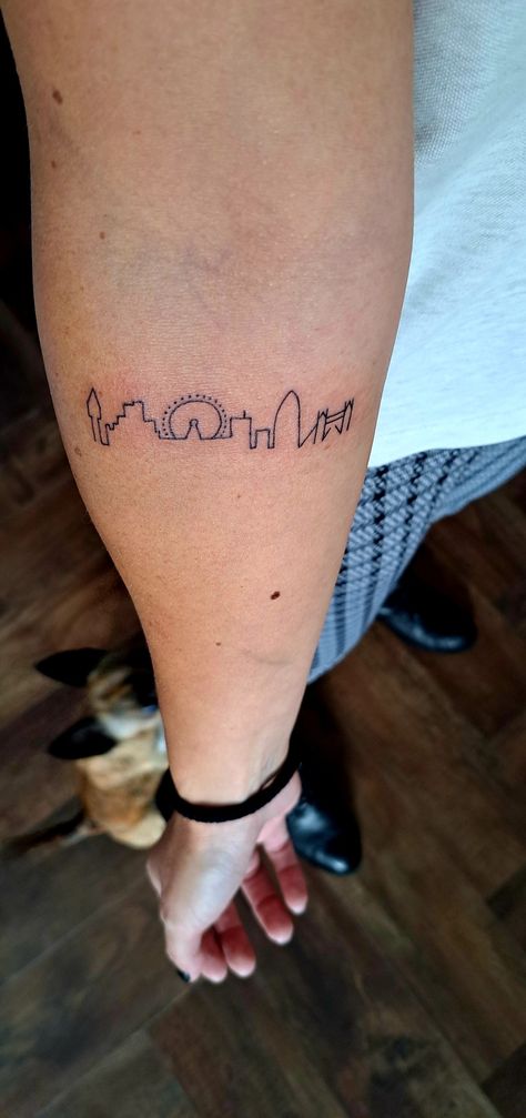 Single-line tattoo London skyline Berlin Tattoo Ideas, London Skyline Tattoo, London Tattoo Ideas, Running London, England Tattoo, Train Tattoo, Bridge Tattoo, Skyline Tattoo, Running Tattoo