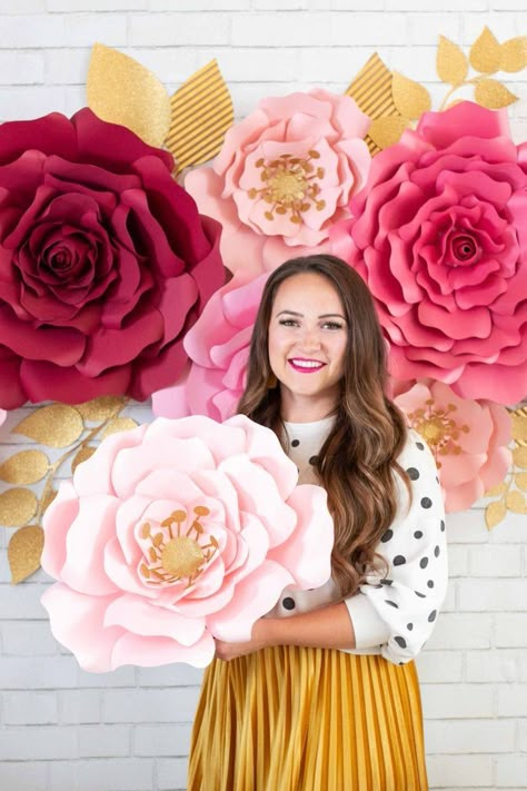 How to Make Large Paper Flowers | Crafts - Sweet Red Poppy Paper Flower Board Decoration, Cricut Large Paper Flowers, How To Make Flowers Out Of Paper, Giant Paper Flower Tutorial, Large Paper Flowers Diy, Giant Paper Flowers Template, Diy Flores, Paper Flower Wall Decor, Large Paper Flowers