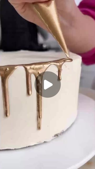 The Cake Decorating Company on Instagram: "The 3 ingredient gold cake drip we've all been waiting for! 🤯🙌⁠  @sugargeekshow has shared exactly how it's done... ⁠   ‼️Please note - be sure to always use edible gold dust when intended for consumption." Gold Dust Cake Decoration, White Cake With Gold Drip, How To Make Gold Drip For Cake, White Gold And Black Cake, White And Gold Cake Simple, White And Gold Drip Cake, Gold Birthday Cake Ideas, Glitz And Glam Cake, Gold Dust Cake