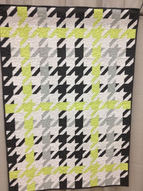 Modern Quilt Relish Houndstooth Quilt, Black And White Quilts, The Quilt Show, Quilt Guild, Contemporary Quilts, White Quilt, Handmade Modern, Quilting Crafts, Quilt Piecing