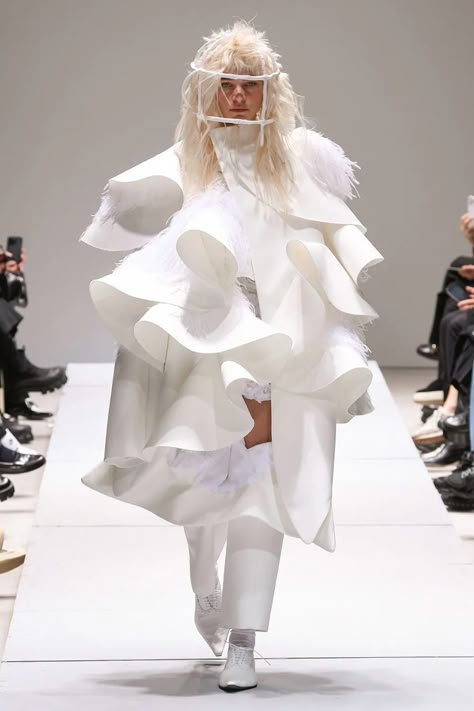 Distortion Fashion, Comme Des Garcons Outfit, Comme Des Garcons Runway, Outfit Core, Commes Des Garcons, Rei Kawakubo Comme Des Garcons, Structural Fashion, Fashion Illustration Collage, Paradise Kiss