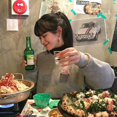 Soju Aesthetic Girl, Friends In Restaurant, Tokyo Picture, Ulzzang Friends, Seoul Korea Travel, Korean Friends, Japan Outfits, Korea Trip, Korean Restaurant