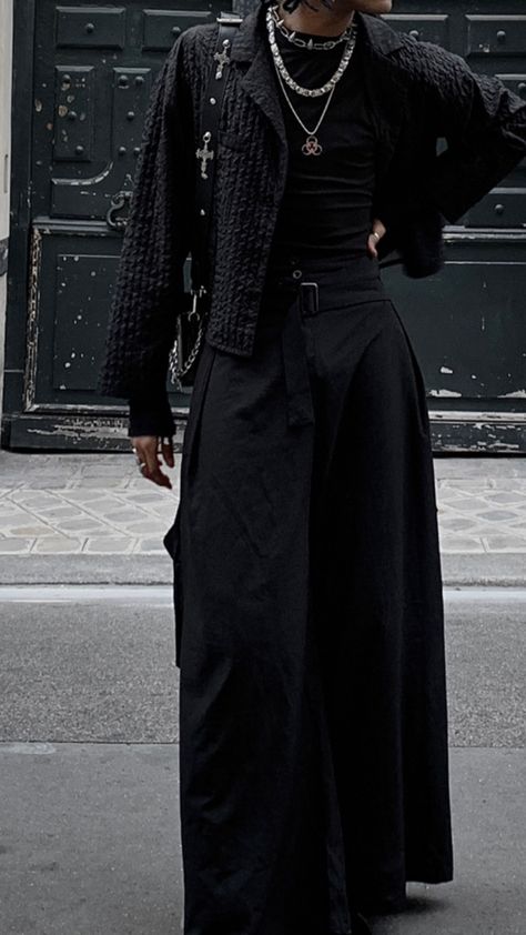 Black Outfit inspiration y2k style men’s OOTD paris fashion Cool And Classy Outfit, Black Harajuku Fashion, 2024 Men Outfit, Masc Goth Outfits Summer, Goth Mens Fashion Street Style, Dark Masculine Outfits, Dark Streetwear Fashion, Black Clothing Aesthetic, Grunge High Fashion