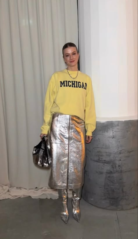 Metallic Skirt Street Style, Silver Boots Street Style, Trendy Looks 2023, Silver Skirt Styling, Street Wear 2023 Woman, How To Style Metallic Boots, Metallic Skirt Outfit Ideas, Mesh Skirt Street Style, Edgy Fashion 2023