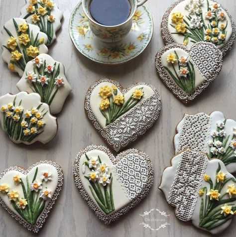 For the love of daffodils ❤️ Royal Albert teacup and saucer... Queen's teacup and saucer, flower of the month series (March, Daffodil)... #gingerbread #cookieart #cookies #daffodil #daffodilcookie #narcissus #botanicalcookies #gingerbreadcookies #cookie #cookiedecorating #decoratedcookies #royalicing #flowers #нарциссы #имбирныепряники #имбирноепеченье Decorated Gingerbread Cookies, Cakes For Easter, Honey Gingerbread, Easter Cookie Cake, Elegant Cookies, Gingerbread Cookies Decorated, Valentine Sugar Cookies, Flower Of The Month, Valentines Cookies