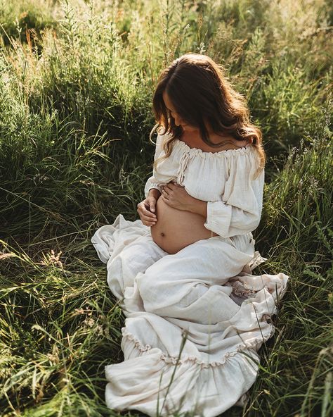 one from the archives that I’m still in love with ❤️ #kentmaternityphotographer #kentphotographer #maternityphotography #kentmums Coastal Cowgirl Maternity, Homestead Maternity Shoot, White Sheet Maternity Shoot, Cottagecore Pregnancy, Maternity Shoot Outside, Earthy Maternity Photos, Prego Photoshoot, Vintage Maternity Photos, Vintage Maternity Shoot