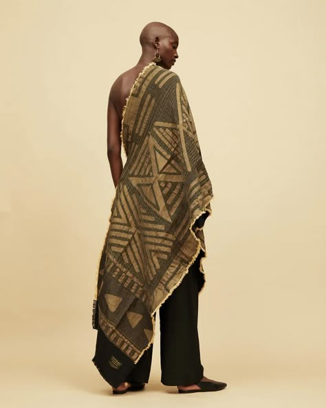 The Halisi Shawl by Mille Collines, in collaboration with African Jacquard, is a stunning fusion of heritage and luxury. This piece, with its vibrant West African patterns and exquisite craftsmanship, embodies the essence of cultural pride. 📸 @millecollines Afrique Art, Art Student, African Textiles, Traditional Weaving, African Pattern, African Culture, French Linen, Shawl Wrap, African Design