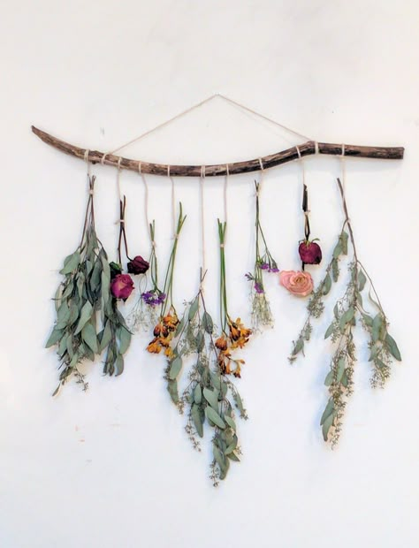 Make your own dried floral wall hanging using your leftover bouquets or seasonal flowers.Instead of a trendy wall tapestry, why not go floral? Diy Wand, Fleurs Diy, Creative Wall Decor, Hanging Flower Wall, Wall Hanging Diy, Hanging Flowers, Wall Backdrops, Deco Floral, Creative Wall