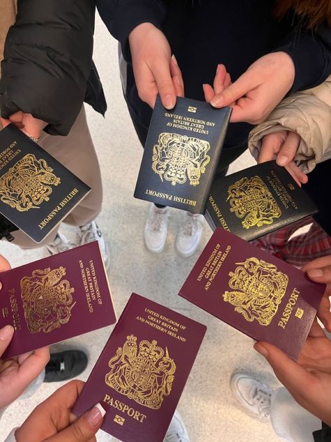 Italy Group Photo, Passport Group Picture, School Trip To France, France School Trip, School Abroad Aesthetic, Iceland School Trip, School Trip To Paris, Uk Passport Aesthetic, School Trip Abroad