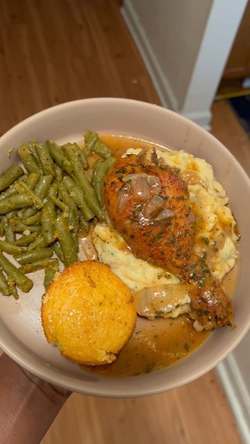 Long Lasting Meals Dinners, Soulfood Meals, Chicken Legs Dinner, Home Cooked Meals Dinners, Mash Potato Dinner Ideas, Chicken And Mashed Potatoes Recipes, Dinner Ideas With Mashed Potatoes, Meals With Mashed Potatoes, Home Cooked Meals Aesthetic