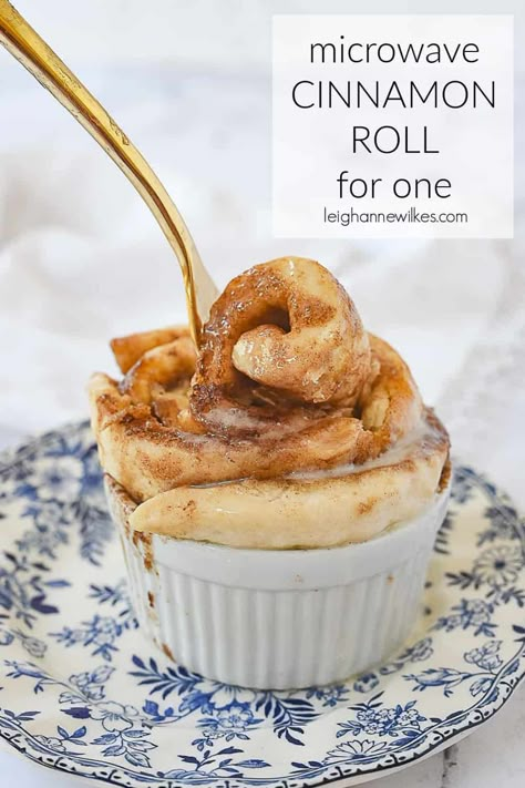 All you need are a few pantry ingredients, about 5 minutes and you can enjoy an ooey, gooey and delicious microwave cinnamon roll. It's the perfect way to satisfy that craving without over indulging with a whole batch of cinnamon rolls! Cinnamon Roll For One, Microwave Cinnamon Roll, Microwave Desserts, Microwave Mug Recipes, Mug Desserts, Cinnamon Desserts, Microwave Dessert, Small Batch Recipes, Batch Recipes