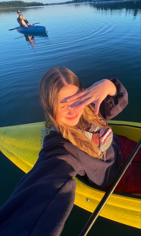 Kyacking Pictures, Kayaking Outfit Summer, Sacramento Outfits, Kayak Poses Photo Ideas, Kayaking Poses, Kayaking Picture Ideas, Lake Summer Outfit, Kayaks Aesthetic, Kayak Photo Ideas