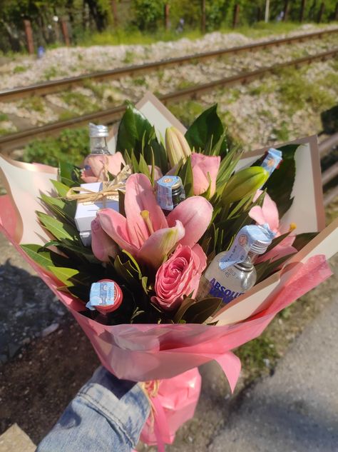 18 birthday bouquet with flowers and small bottles od vodka Alcohol Shooter Bouquet, Alcohol Flower Bouquet Mini Bottles, Alcohol Bouquet With Flowers, 21st Birthday Flowers, Flower Bouquet With Alcohol, Mini Shot Bottles Gifts, Shooter Bouquet Alcohol, Vodka Bouquet, Flower Bottle Bouquet