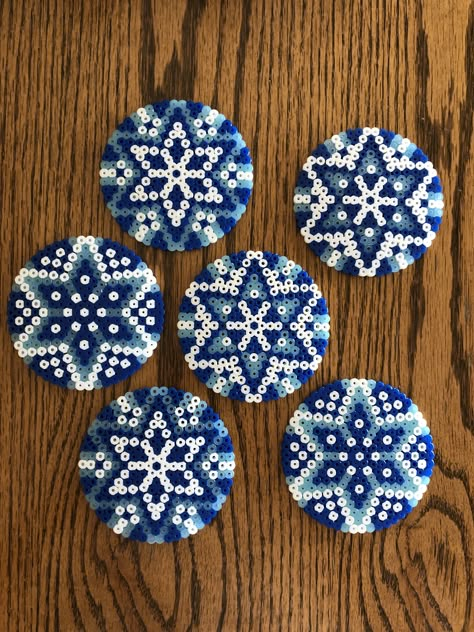 Hama Bead Snowflakes, Perler Bead Christmas Coasters, Snowflake Perler Bead Patterns, Perler Beads Christmas Patterns, Iron Beads Christmas, Winter Perler Bead Patterns, Winter Perler Beads, Peeler Bead Patterns Ideas, Cute Pearler Bead Designs